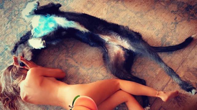 Heidi Klum provocira: Potpuno gola valjala se po podu sa psom