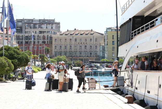 Šibenik: Kruzeri i turisti okupirali šibensku rivu