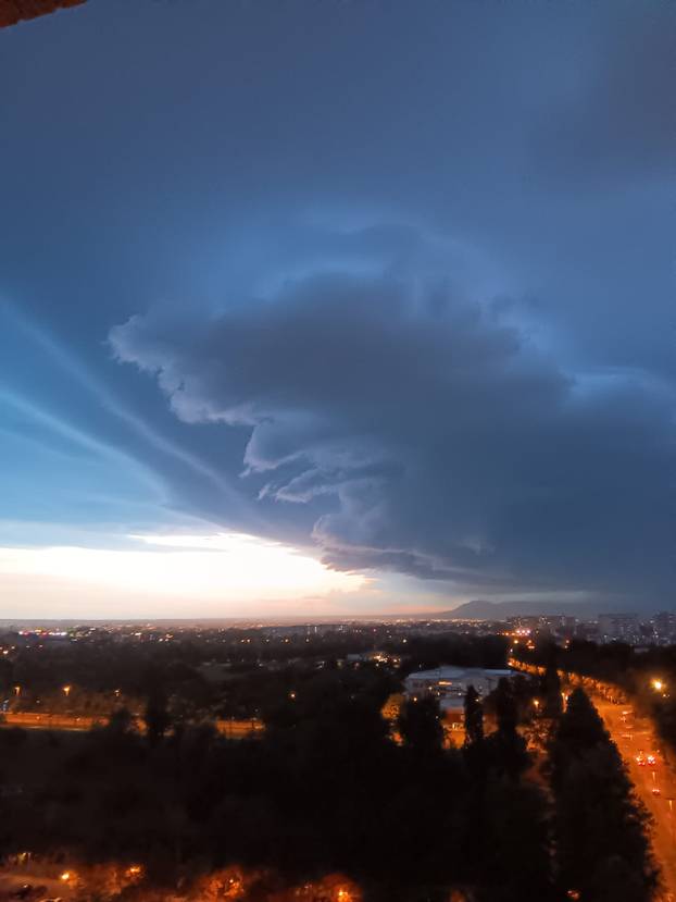 FOTO Crni oblaci zamračili nebo nad Zagrebom: 'Snažan vjetar mi je sve razbacao na balkonu'