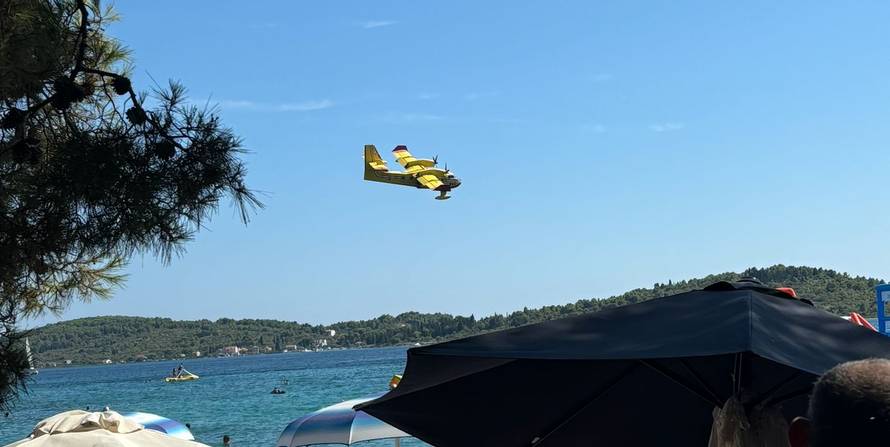 VIDEO Požar na ulazu u Vodice, digli su i više kanadera: 'Vatra je došla na 50 metara od kuća'