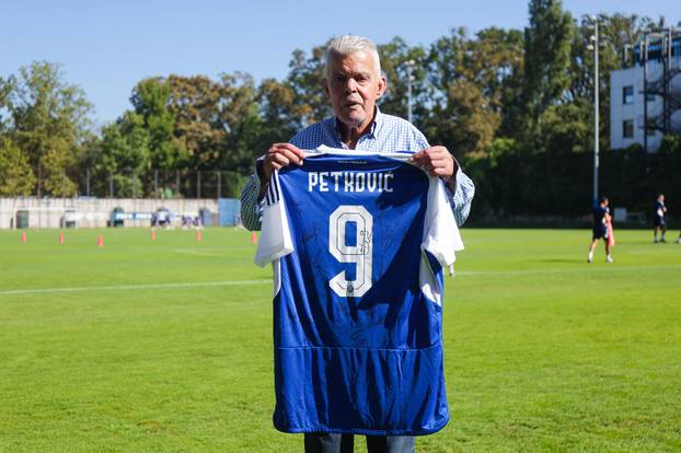 Zagreb: Strastveni navijač Dinama, djed Osman Lendo, posjetio je klub i upoznao Brunu Petkovića 