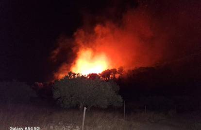 FOTO Požar na Braču: Vjetar rasplamsao vatru, na terenu 46 vatrogasaca i kanader