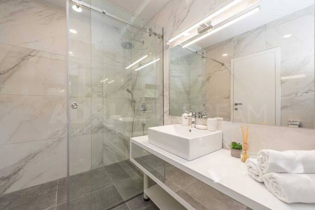 FOTO Privatna plaža i infinity bazen: Moderna vila blizu Zadra prodaje se za 3 milijuna eura