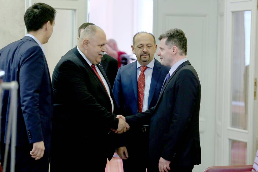 Pala Vlada: Oreškoviću sa 125 glasova izglasali nepovjerenje