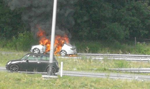 Buktinja na autocesti: Auto se zapalio kod čvora Ivanja Reka