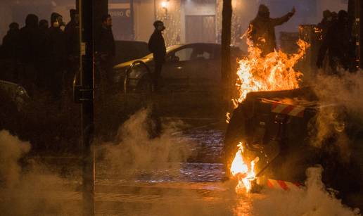 FOTO Masovni neredi u Torinu: Pale kontejnere, na policiju lete kamenja i Molotovljevi kokteli