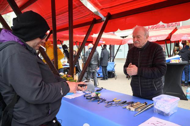 Zagreb: U okviru akcije "Majstori održivosti - sačuvaj, ne bacaj!" povodom Dana planeta Zemlje, obrtnici besplatno popravljali stvari