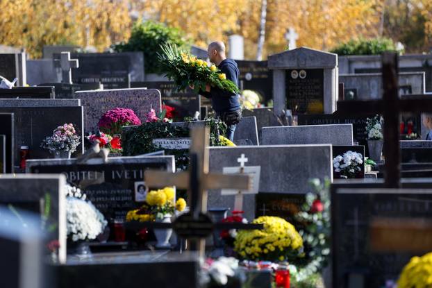Zagreb: Svi sveti groblja poznatih osoba