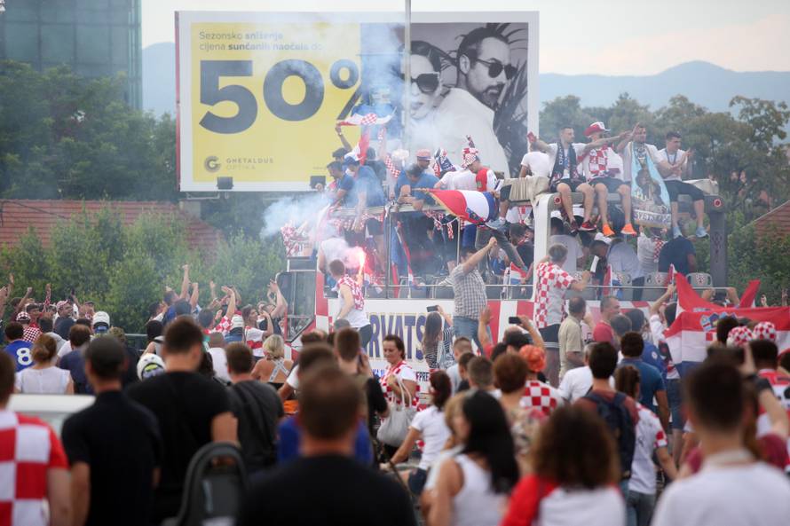 Okupljeni graÄani na Mostu slobode pozdravljaju Vatrene