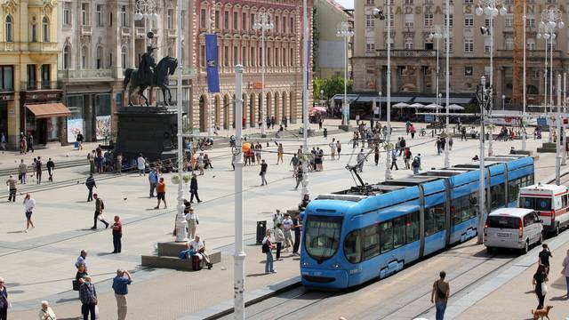 Zagreb: Uklanjanje nelegalne reklame na Trgu bana Jelačića 