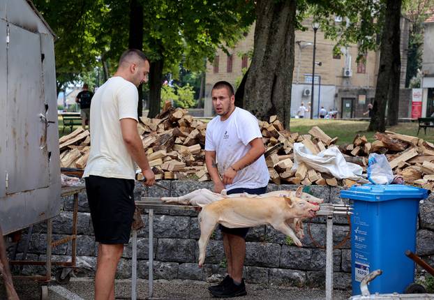 Sinj: Okupljanje ljudi u Sinju uoči 310. Sinjske alke