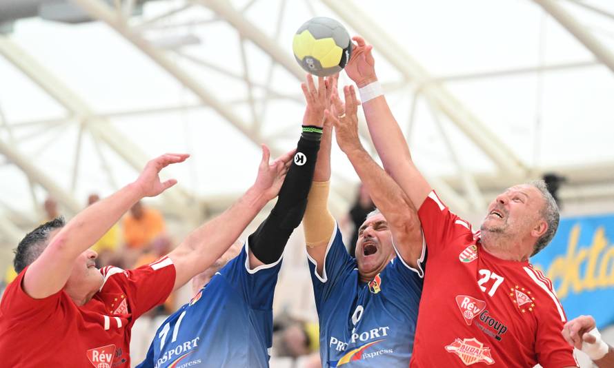 Iskrene emocije preplavile su omišku dvoranu. Drago Vuković podijelio je medalje i pehare...