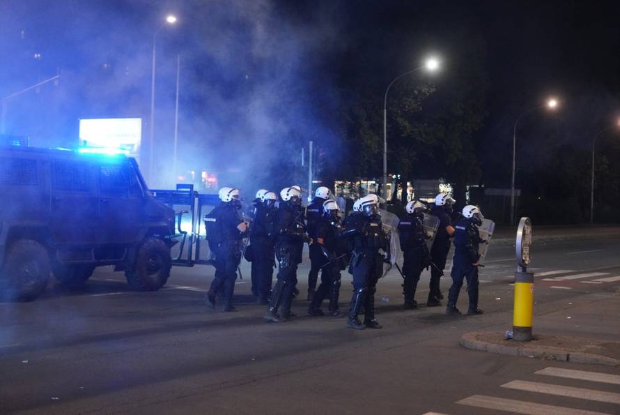 Policija i vojska suzavcima rastjerala okupljene prosvjednike u Novom Beogradu