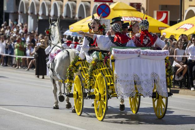 Vinkovci: Svečani mimohod sudionika 60. Vinkovačkih jeseni