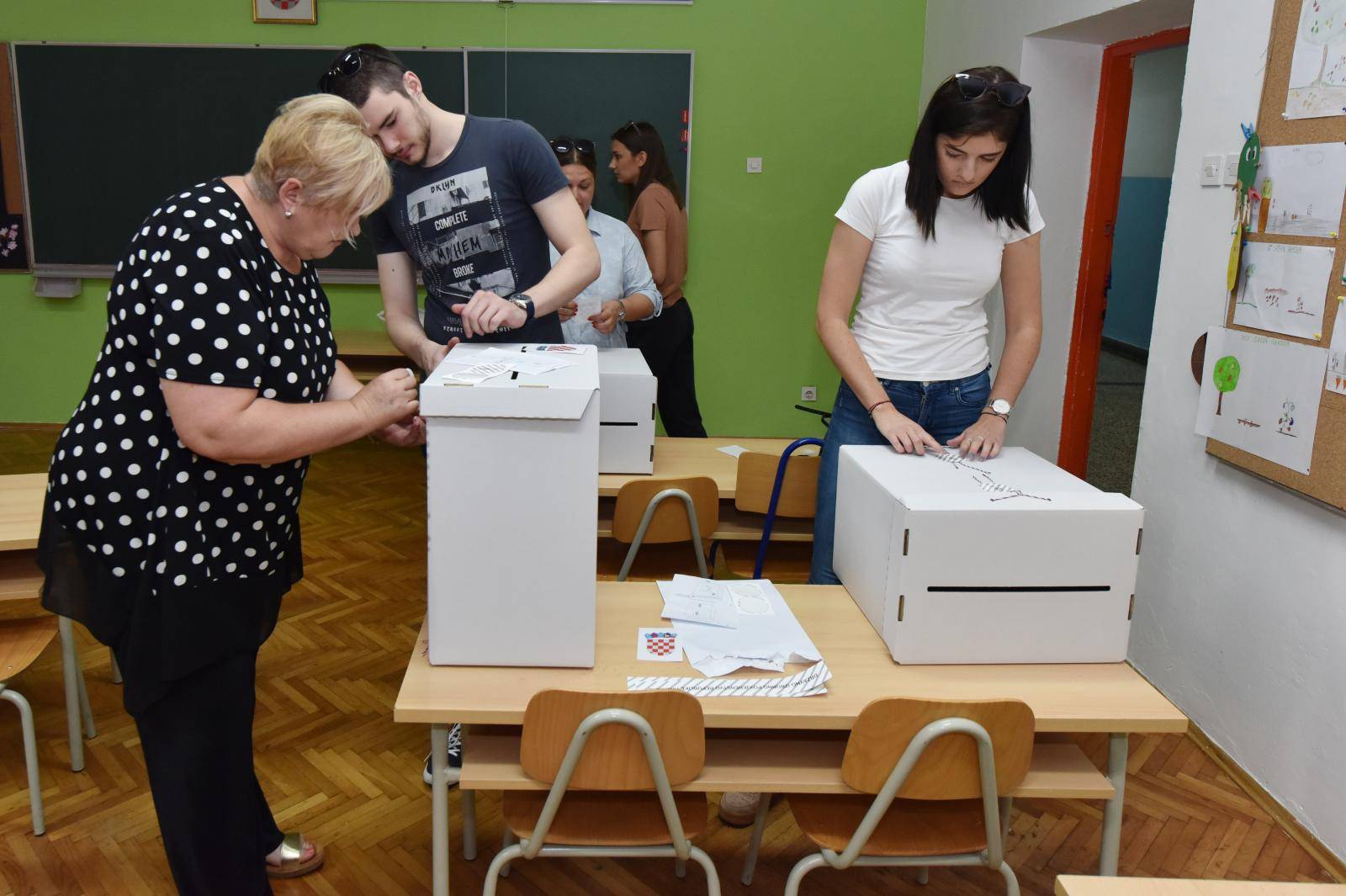 Šibenik: Građani od ranog jutra počeli izlaziti na birališta