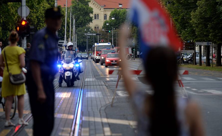 Zagrebački vatrogasci se uz zvukove sirena vratili u Savsku