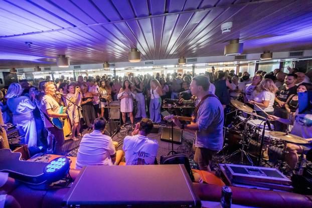 Split: Atmosfera na trajektu koji vozi na koncert Trag u beskraju
