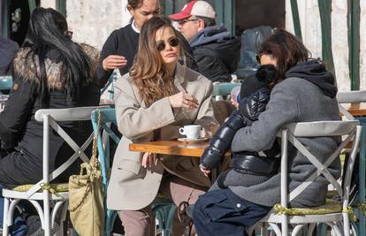 Adriana Ćaleta-Car pila kavu na Stradunu: Fotografi je 'ulovili' s torbom koja košta 5 tisuća eura