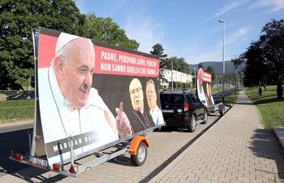 Poduzetnik parkirao prikolicu s plakatima Pape i biskupa na Ksaveru: 'Bit ću tu koliko treba'