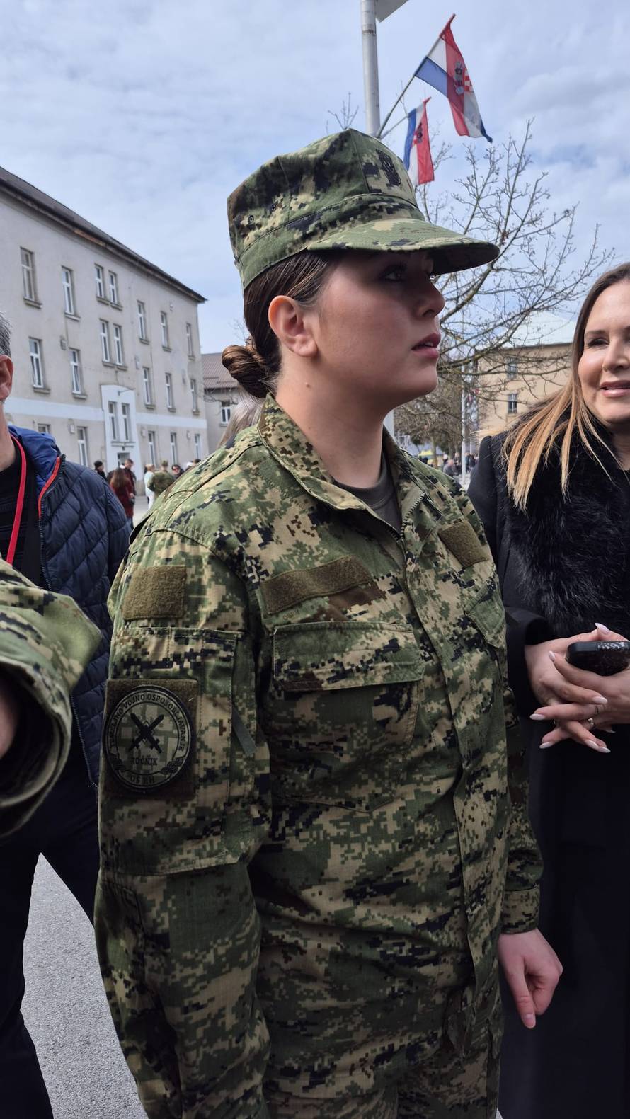 Thompsonova kći Diva Marija prisegnula u vojarni. Stigao i tata pjevač. Pogledajte fotke