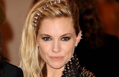 (Pre)bliske prijateljice: Sienna Miller opsjednuta je Carom?