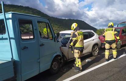 Trostruki sudar u Istri: Kamion se sudario s BMW-om u koji se onda zabila žena u Citroenu...