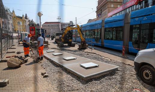 Tri pitanja spremnicima uz rub Jela&ccaron;i&cacute; placa: 'Nisu ovi bogzna kaj, ali vrije&dstrok;ati ih ne damo!'