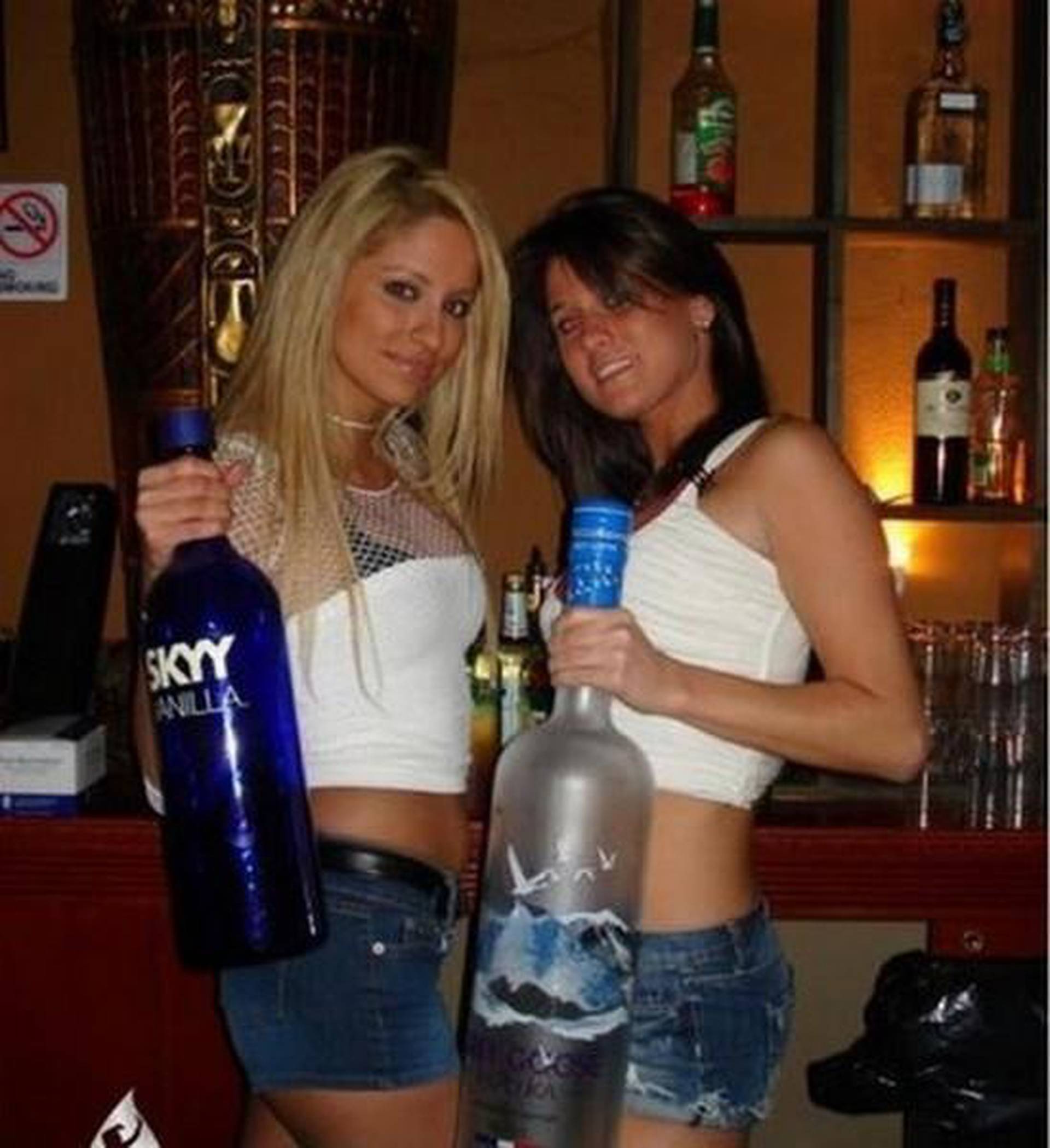 Пьяные девушки на барной стойке