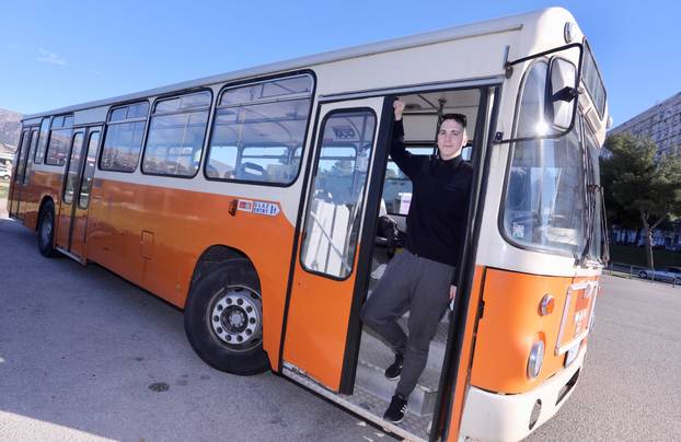 Split: Josip je kupio retro autobus iz 1981. i sad besplatno vozi građane
