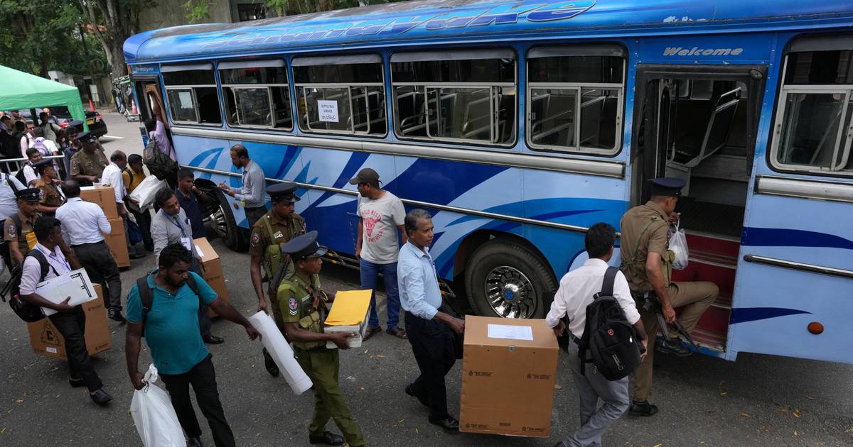 Snap election: Sri Lanka votes for new parliament