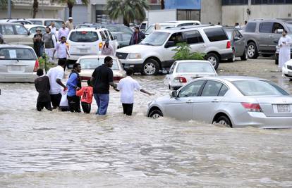 Kiše poplavile pustinju: Bujice nosile aute, grad bez struje