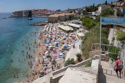 FOTO Plaža Banje u Dubrovniku skoro se ne vidi od suncobrana