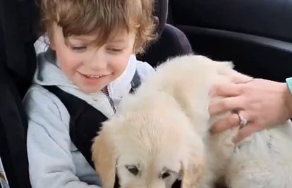 Dirljiv video: Dječaka kojim ima autizam tata razveselio psićem