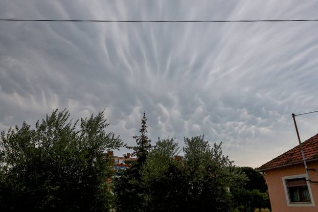 Mammatus oblaci nad Zadrom