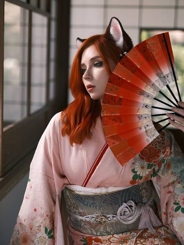 FOTO I zgodna i talentirana: Umjetnica pretvorila erotske crteže u milijunsku karijeru!