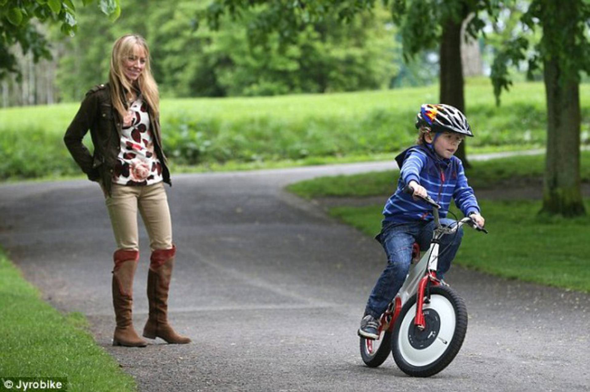 Как научить ребенка кататься на велосипеде двухколесном. Дети катаются на велосипеде. Дети катаются на великах. Кататься на двухколесном велосипеде. Женщина на детском велосипеде.