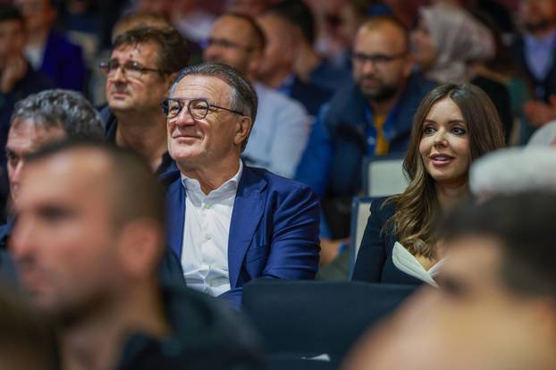 Sarajevo: Zdravko Mamić s djevojkom Jelenom  na premijeri filma o Vahidu Halilhodžiću "Moja istina-Vaha" 