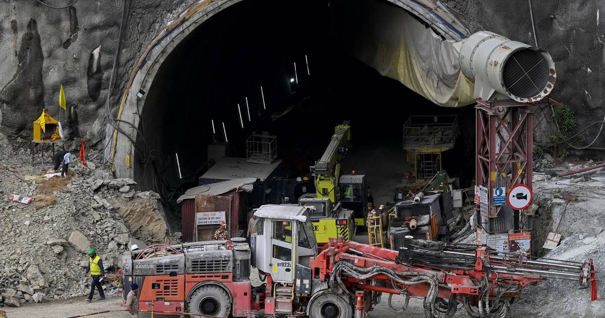 rewrite this title  Rescuers make their way to workers trapped in an Indian tunnel.  Minister: ‘He will be out soon!’