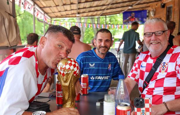 SP 2026 Mississauga: Hrvatski navijači pozirali sa replikom pehara SP-a