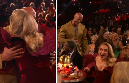 VIDEO Adele na Grammyjima prvi put upoznala The Rocka, njena reakcija nasmijala sve