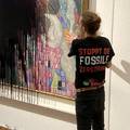 VIDEO Klimatski aktivisti crnom tekućinom zalili Klimtovu sliku