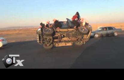 Saudijci se zabavljaju skidajući gume automobila usred vožnje 