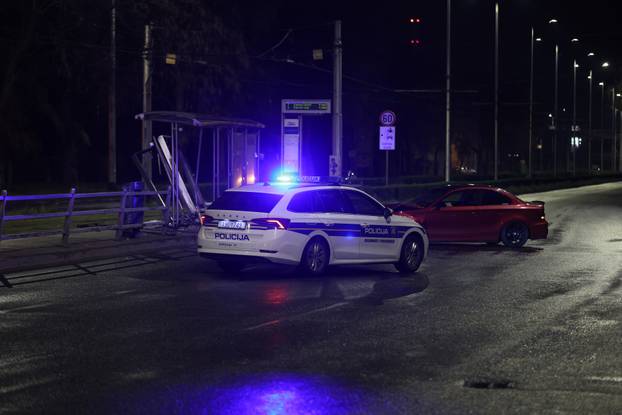 Prometna nesreća u Zagrebu, automobilom se zabio u tramvajsku stanicu