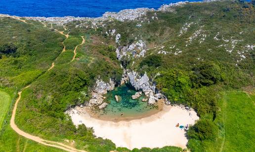 FOTO Kakvo čudo prirode! Ovo je najmanja pješčana plaža na svijetu, a duga je 40 metara