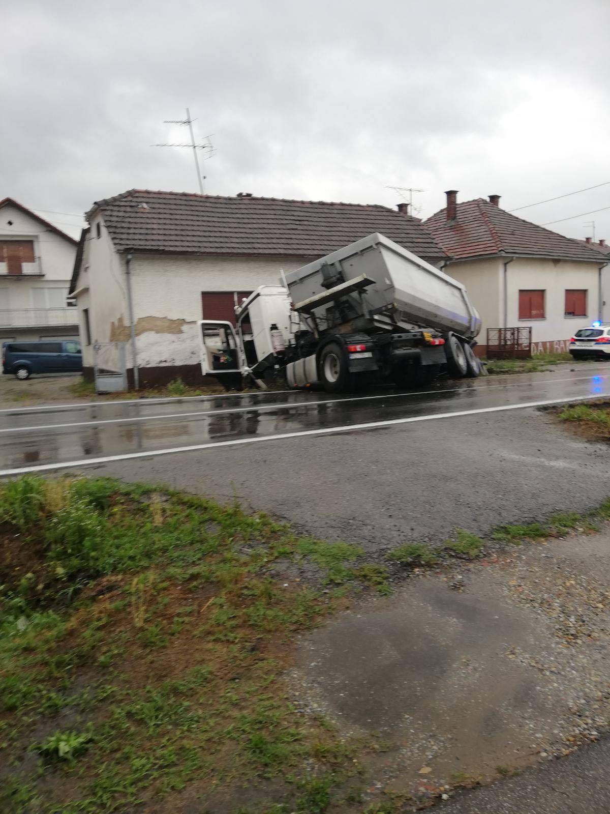 Sudarila se dva kamiona i auto u Pitomači, vatrogasci rezali lim da dođu do ozlijeđenog vozača