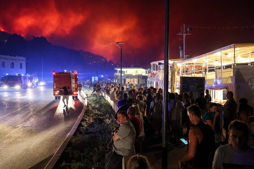 Požar kod Omiša: Evakuiran velik broj turista i mještana, pred vatrogascima je besana noć