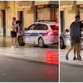 VIDEO Policija po Splitu iz auta viče golišavim turistima da odjenu majice: 'Kazne do 300 €'