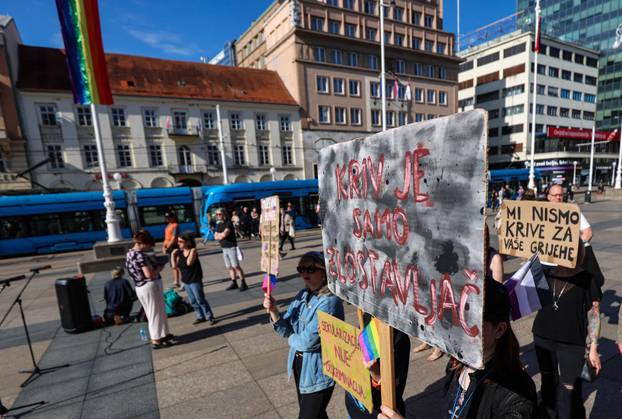Zagreb: Protuprosvjed moliteljima krunice na Trgu bana Jelačića