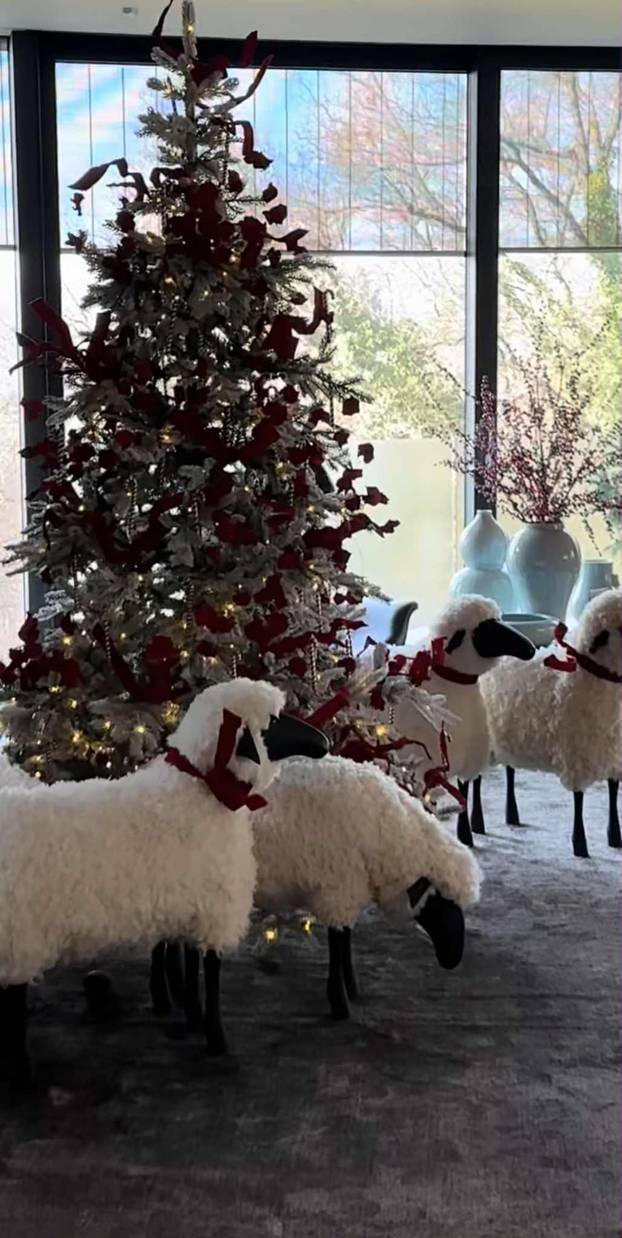 FOTO Šekoranjina blagdanska čarolija: Tihi dekor u izlozima i hotelima je pravi spektakl