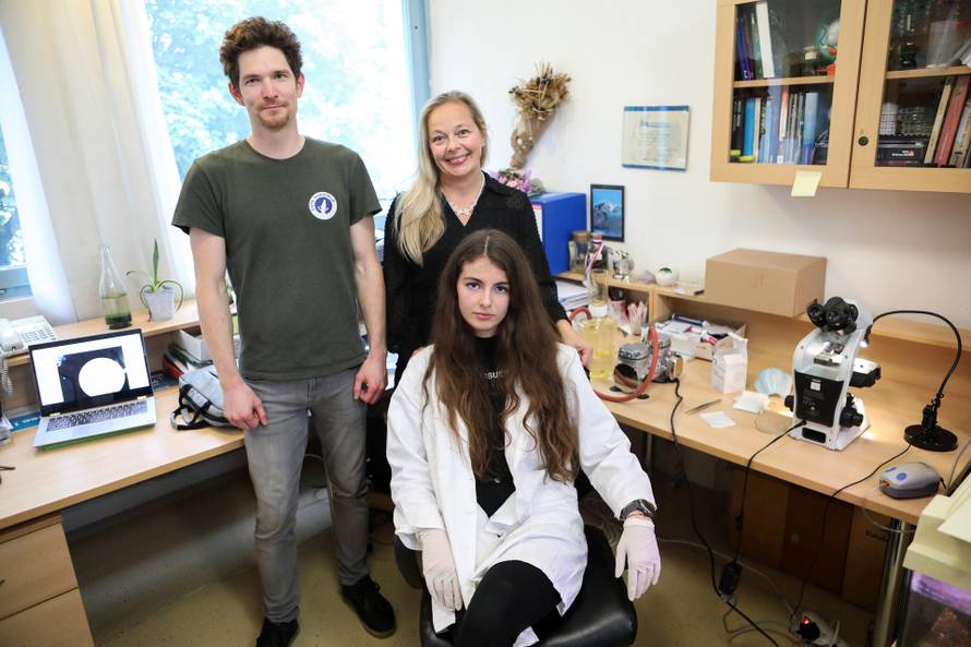 Andrea (16) iz MIOC-a ispituje ima li mikroplastike u vodi iz spilja koju joj donose speleolozi